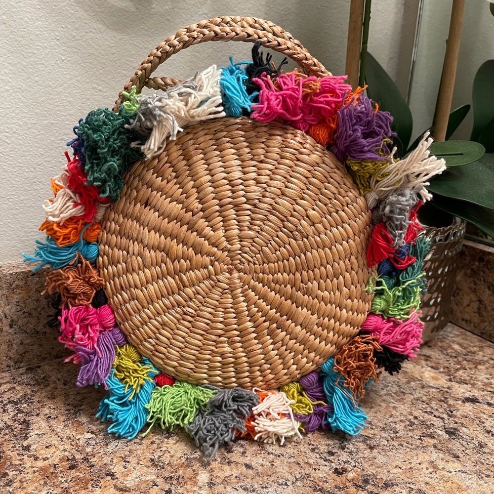Round straw handbag colorful yarn tassel detail